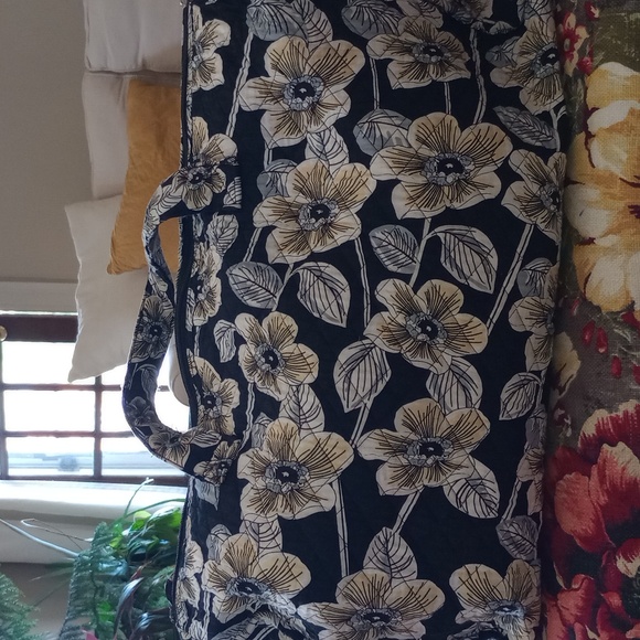 La Reina Large Duffle Carry on Bag with matching little coin Very Good Condition - Picture 2 of 10